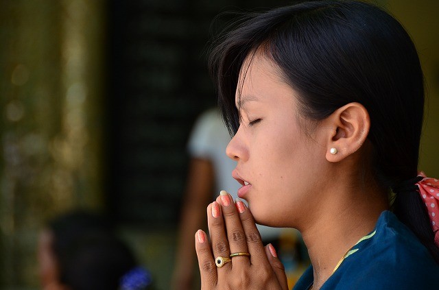 ブー・パヤーで祈る女性
