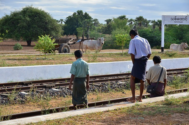 ミャンマー鉄道車窓から２